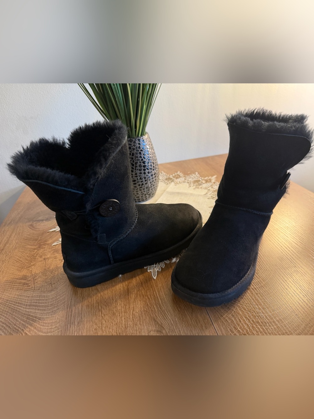 Ugg Women’s Bailey Mid High Boots EU39 US8 Shearling is Fluffy Side Button